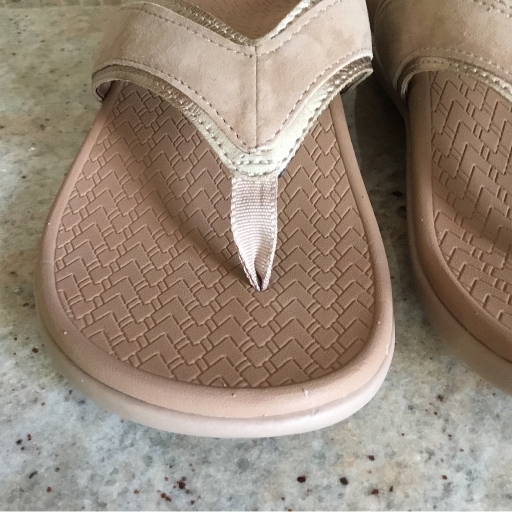 NEW Vionic Tava Suede Desert Sand Thong Sandals - Picture 3 of 12